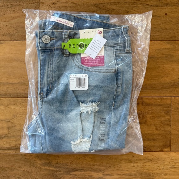 Brand New Womens' Low-Rise Ultimate Light Blue Jeggings Size: 9 Long, NWT - Picture 2 of 2